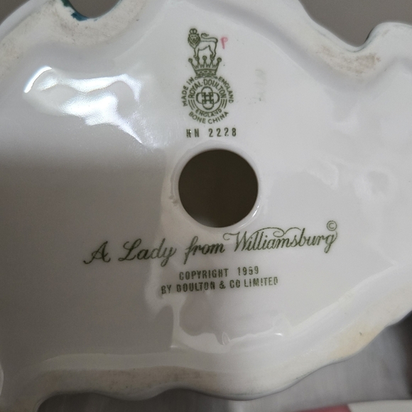 Vintage Royal Doulton Porcelain Figurine A Lady From Williamsburg HN 2228 - Picture 7 of 7